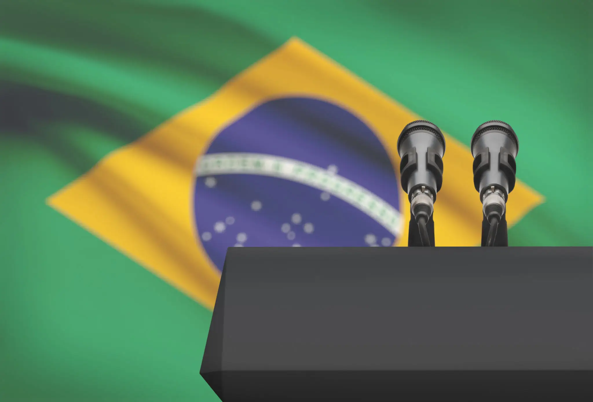 Pessoa ensinando comunicação e argumentação em uma sala de aula